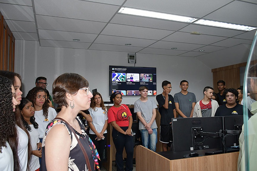 Alunos do ensino médio visitam sala técnica da TV Câmara
